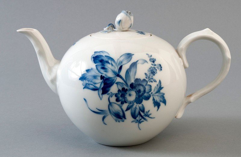 Teekanne, Meissen, blaue Blume, kobaltblaue Untergla: Teekanne, Meissen, blaue Blume, kobaltblaue Unterglasurmalerei, Asthenkel und Ausguss Rosenblütenknauf, dieser am Rand leicht beschädigt, Schwertmarke nach 1934. H= 17,0 cm