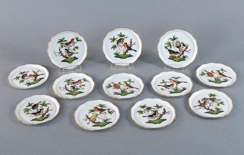 12 flat coasters, Herend "Rothschild", fladcher mirror: 12 flat coasters, Herend "Rothschild", fladcher mirror with slightly raised edge and gold rim, bottom side marked Herend / Hungary, painter's mark. D = 10.0 cm 12 flache Untersetzer, Herend "Rothschil