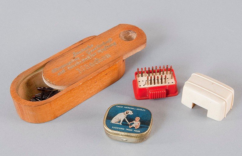 Gramophone needles, convolute, 3 original boxes, "Marsh: Gramophone needles, convolute, 3 original boxes, "Marshall Finest Needles", Loningisa A. & B.Papadimitriou; "German gramophone GMBH Made in Germany"; wooden box: "German gramophone company ...", Munic