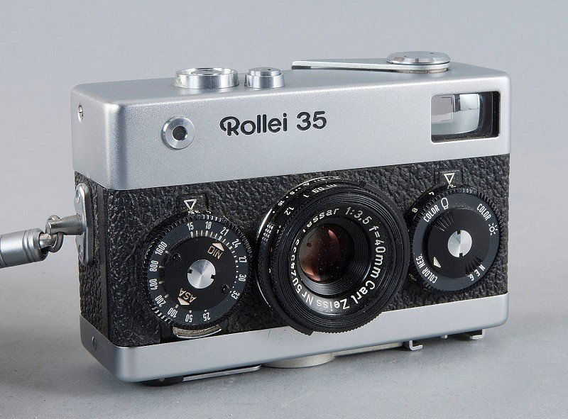 Rollei 35 mm camera, Carl Zeiss lens 5024539 Tessar 1:3: Rollei 35 mm camera, Carl Zeiss lens 5024539 Tessar 1:3,5 f = 40mm distance, around 1966, was considered the "smallest miniature camera in the world", in original leather case, very good condition, mi