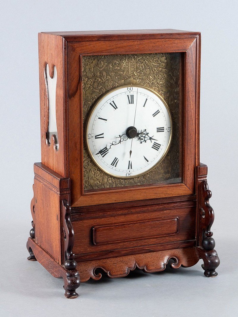 Chinese-style table clock, mahogany case to 1940-1950,: Chinese-style table clock, mahogany case to 1940-1950, MLS enamelled dial with Roman numerals on Uhrblatt brass with finely engraved Chinese ornaments, European Movement France probably around 1750-17