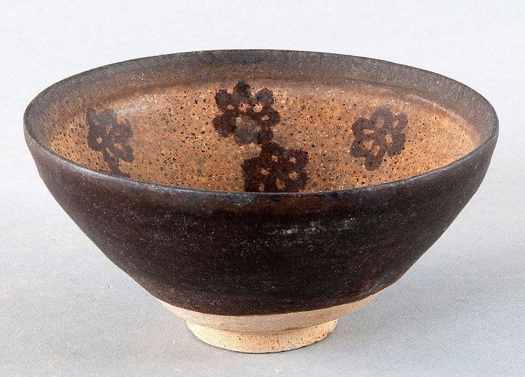 Excellent obtained tea cup, China, Song dynasty (960-12: Excellent obtained tea cup, China, Song dynasty (960-1279 AD), ceramics, Zizhou shell, black-brown glaze inside with brown floral painting on ocher ground. With certificate of authenticity from expert