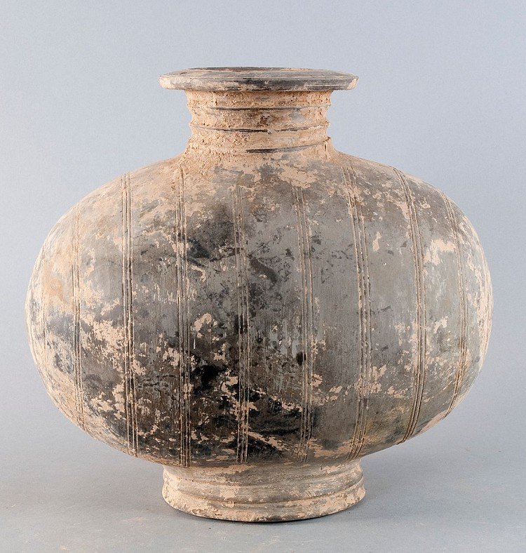 Han cocoon vessel, China Han dynasty (206 BC to 220 AD): Han cocoon vessel, China Han dynasty (206 BC to 220 AD). The wonderfully shaped vessel comes the early Western Han Dynasty, but also possibly arrange something before Qin Dynasty (221 BC to 206 BC). G