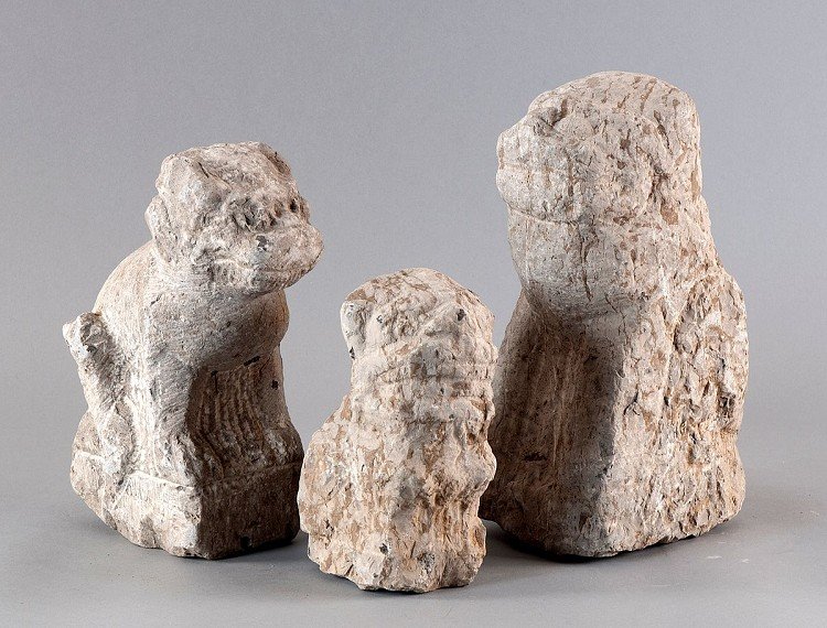 Lot of three guardian lions (?? Shishi) limestone China: Lot of three guardian lions (?? Shishi) limestone China, Qing dynasty (1644-1912 AD), present pieces date from the time at or prior to 1800, different levels of weathering and aging, each on base, fro