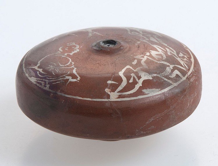 Opium pipe bowl, brown clay bottom with white paint, on: Opium pipe bowl, brown clay bottom with white paint, on the shoulders of several Chinese characters as embossing brands, these indecipherable. D = 10.0 cm Opium Pfeifenkopf, brauner Ton, Unterseite mi