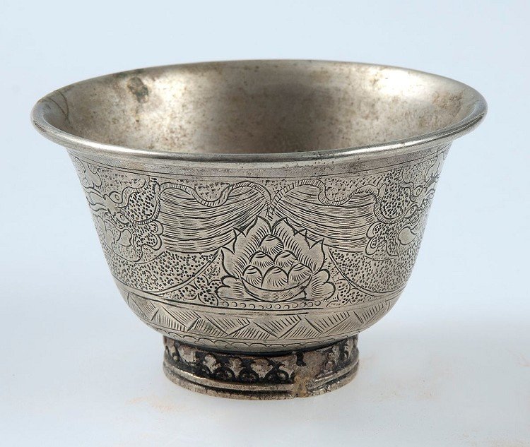Cup, China, Qing dynasty (1644-1912 AD or later), silve: Cup, China, Qing dynasty (1644-1912 AD or later), silver plated brass, outer wall with round, fine dragon decoration in Ritz - Sickle and Technology stand with floral relief decoration, the drink edge