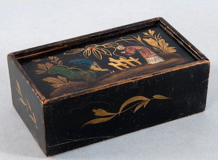 Appealing snuffbox, China, early 20th Century., Wood, h: Appealing snuffbox, China, early 20th Century., Wood, hand painted, not annoying people with Masked and bird motif small stress crack in the ground, H = 4.5 L = 11.2 W = 6.2 cm Ansprechende Tabatiere,