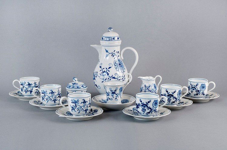 Coffee service, Meissen onion pattern decor. Consisting: Coffee service, Meissen onion pattern decor. Consisting of 6 coffee cups, 6 saucers, lidded box for sugar, milk jug, coffee pot, 1 cup cocoa. Bottom side, crossed swords mark, Knauf and time point, I