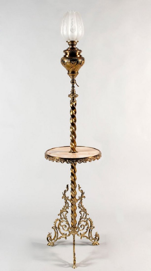 Floor lamp, brass, gold, polished. On a high, three-leg: Floor lamp, brass, gold, polished. On a high, three-legged, rocailliertem as massive spiral column. Centrally divided by round tray, consisting of light grained marble top, polished. Lamp socket ornam