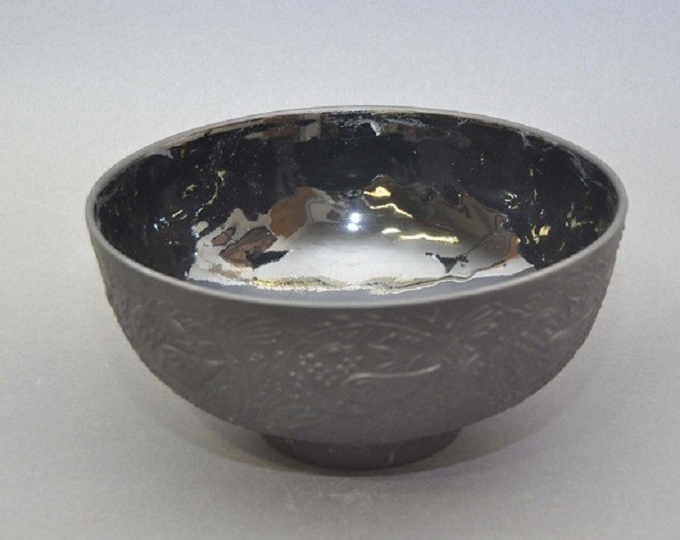 Cup of black porcelain, relief decoration with bird and: Cup of black porcelain, relief decoration with bird and floral motifs, Design: Bjorn Wiinblad, undamaged, bottom-marked, Rosenthal studio-noir and golden south line H = 9.8 cm, D = 19.5 cm Schale aus 