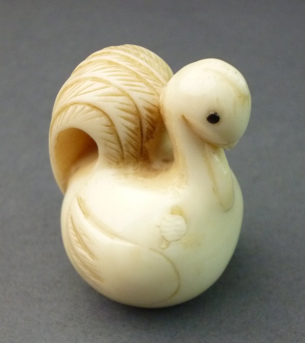 Netsuke in Form eines Vogels, Mammutelfenbein,: Netsuke in Form eines Vogels, Mammutelfenbein, bodenseitig signiert mit Ritzzeichen, Doppelbohrung, eingesetzte Augen, gut erhalten, H= 3,4cm