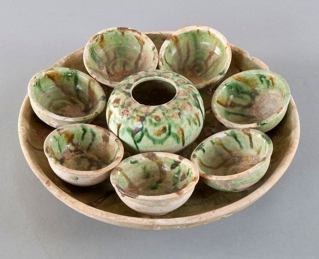 Tang sancai tablet with 7 cups and ball jar, China,: Tang Sancai tablet with 7 cups and ball jar, China, Tang dynasty (618-907 AD.), Bright earthenware, original three-color painting. Three cups firmly connected tablet-center spherical veßel and f