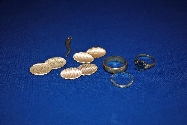 Gold Articles: Assorted 14K and 18K Gold Articles Italian Horn charm, 3 rings, pair of cufflinks and single cufflink 16.80 dwts. inclusive