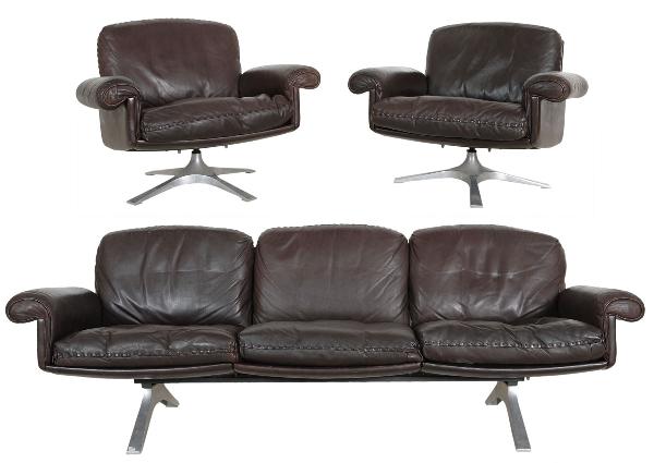 DE SEDE XX: Salon suite DS 31, comprising a three-seater and two armchairs. Work from 1973. Brown leather, chromed metal. Dimensions: