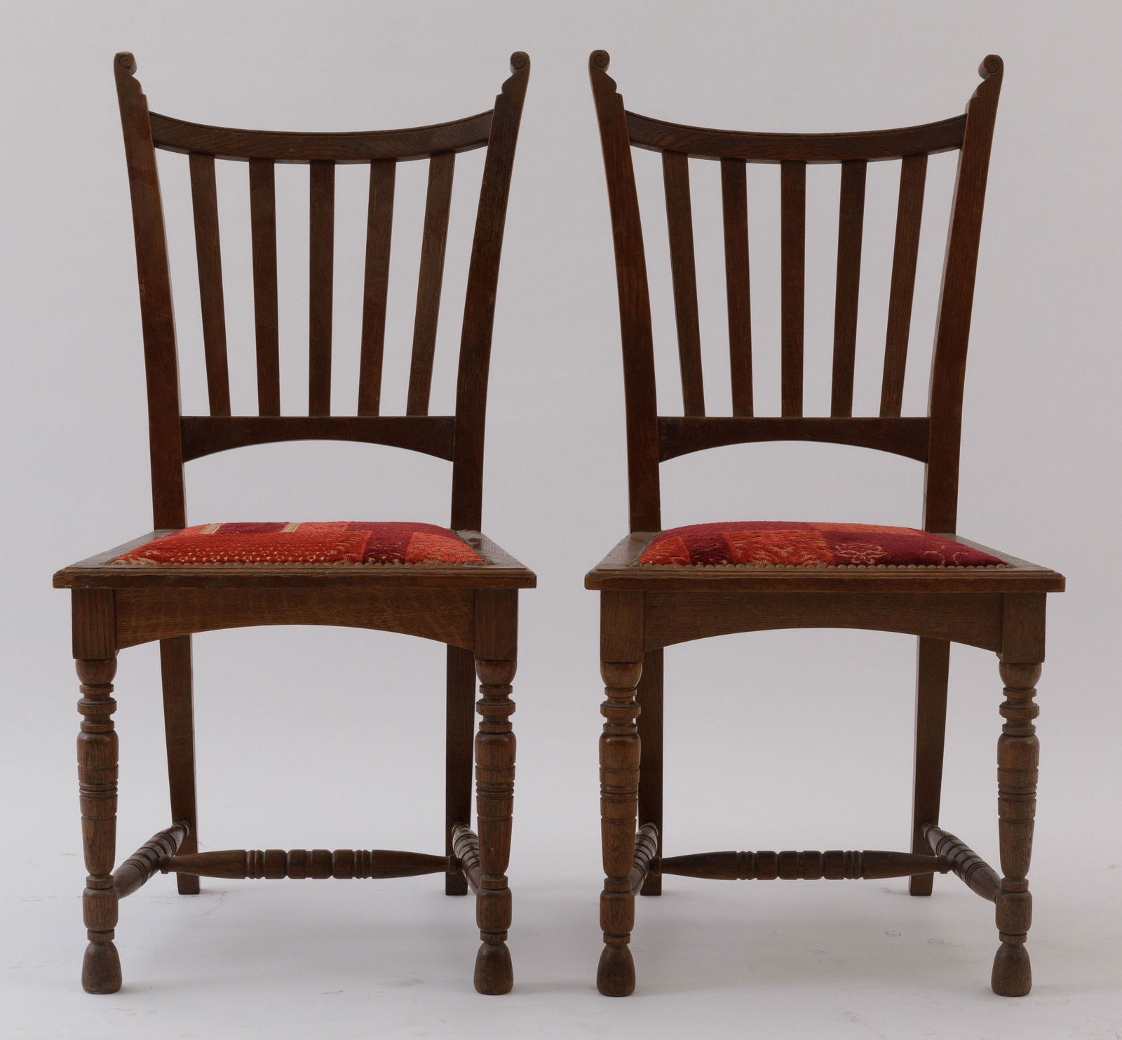 GUSTAVE SERRURIER BOVY (1858-1910): Pair of chairs with an oak structure. C. 1910.With Etro upholstery.Description FRPaire de chaises, rembourrÃ©es, garnies d'une Ã©toffe Etro. Ca. 1910.ChÃ¢ssis en chÃªne.Beschrijving NL
