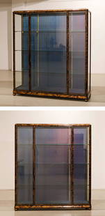 WERKHUYZEN/MAISON FRANCK (1900-1962) o.l.v. Frans: WERKHUYZEN/MAISON FRANCK (1900-1962) o.l.v. Frans Franck (1872-1932) Pair of ebonised wood and tortoiseshell display cases. Work from 1926. Three glass shelves. Original keys. Numbers 8559 (in red)