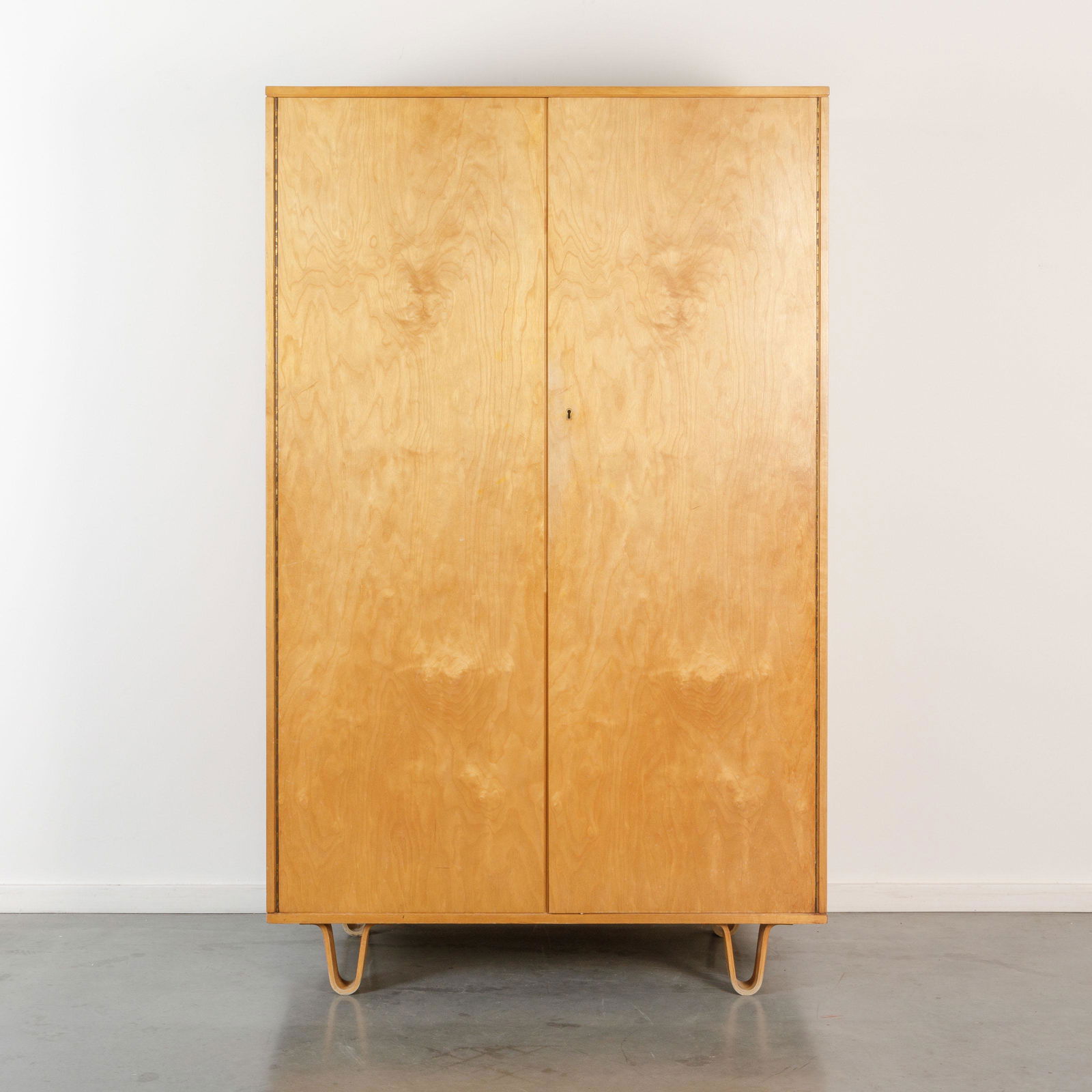 CEES BRAAKMAN (1917-1995) / PASTOE: Wardrobe. Model KB02. 1950s. From the Birch series with the famous bentwood u-shaped legs. Two doors. Four shelves. Comb tray. Clothes hanger. Mirror.169 x 104 x 52 cmDescription FRGarderobe. ModÃ¨l