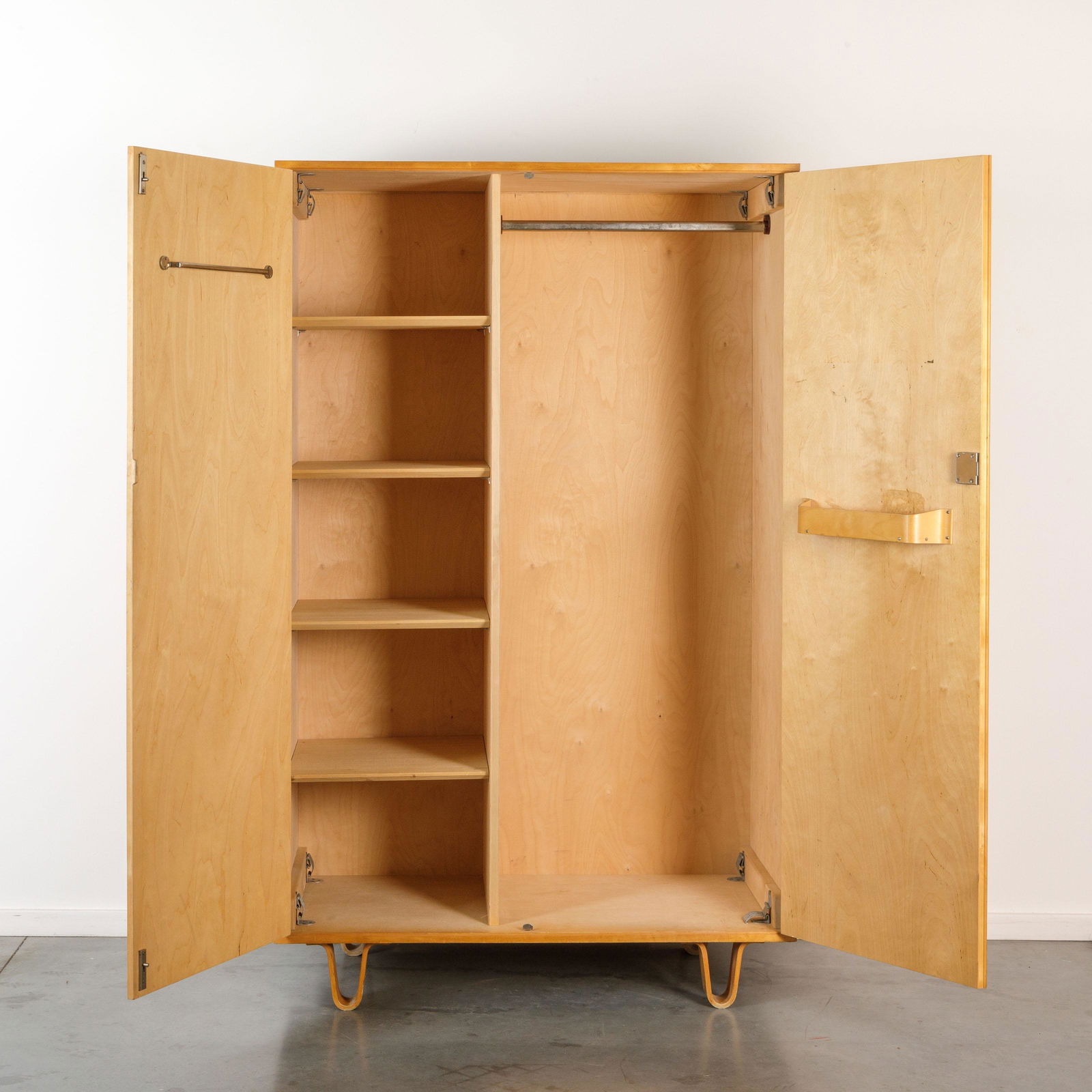 CEES BRAAKMAN (1917-1995) / PASTOE: Wardrobe. Model KB02. 1950s. From the Birch series with the famous bentwood u-shaped legs. Two doors. Four shelves. Comb tray. Clothes hanger. Mirror is missing. Traces of wear.169 x 104 x 52 cmDescri