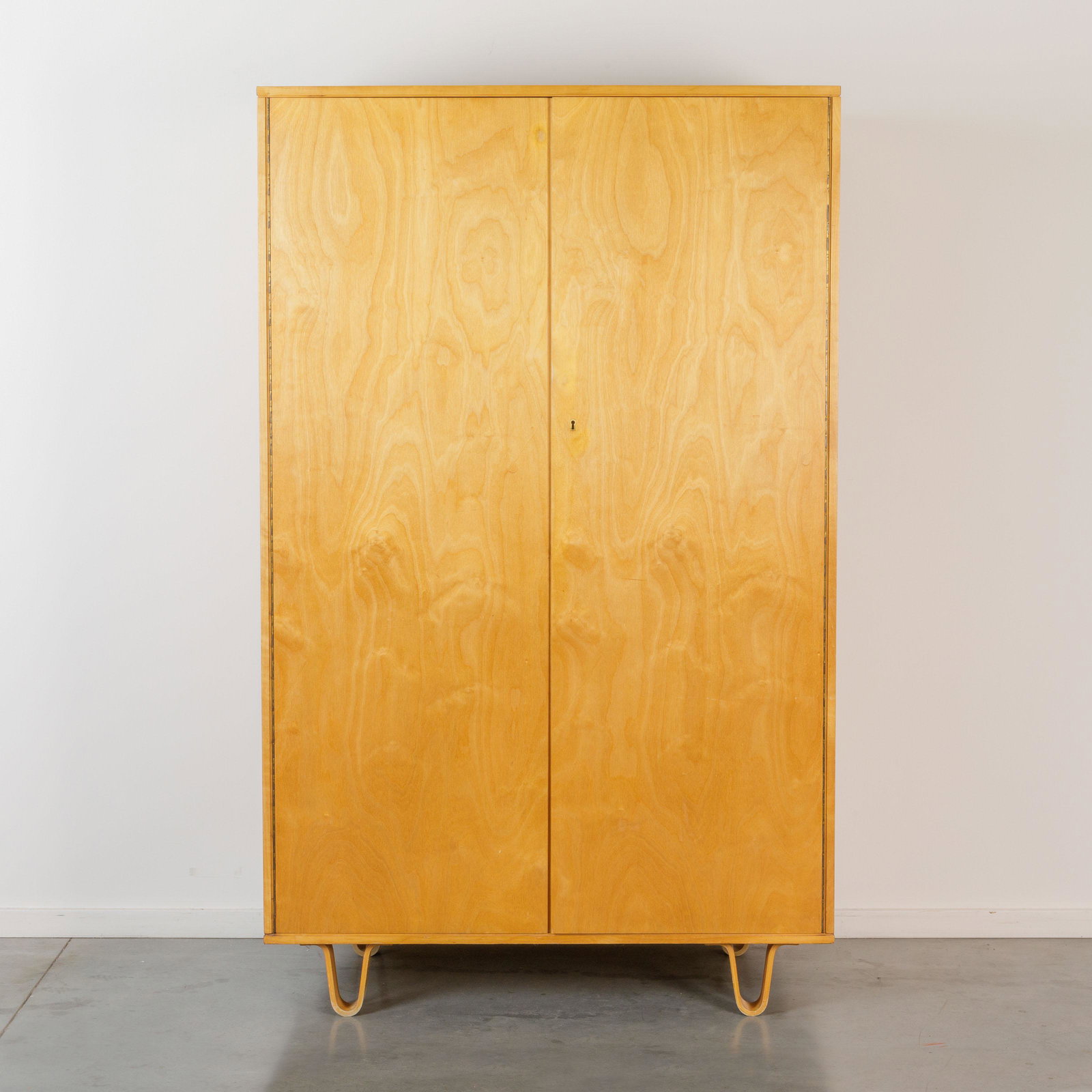 CEES BRAAKMAN (1917-1995) / PASTOE: Wardrobe. Model KB02. 1950s. From the Birch series with the famous bentwood u-shaped legs. Two doors. Four shelves. Comb tray. Clothes hanger. Mirror is missing. Traces of wear.169 x 104 x 52 cmDescri