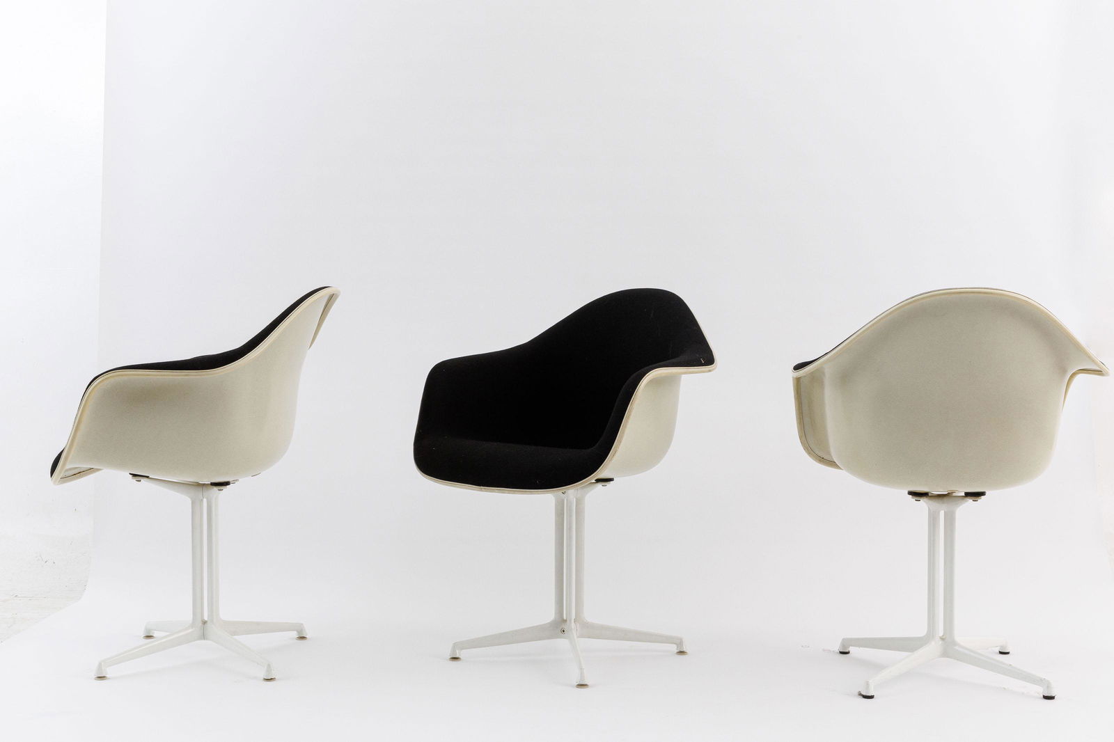 CHARLES EAMES (1907-1978) / HERMAN MILLER: Lot of six chairs. La fonda armchair. Circa 1960. Fibreglass shell with black hopsack, enamelled steel star-shaped legs. Traces of wear.84 x 56 x 64 cmDescription FRLot de six chaises. Fauteuil La fon