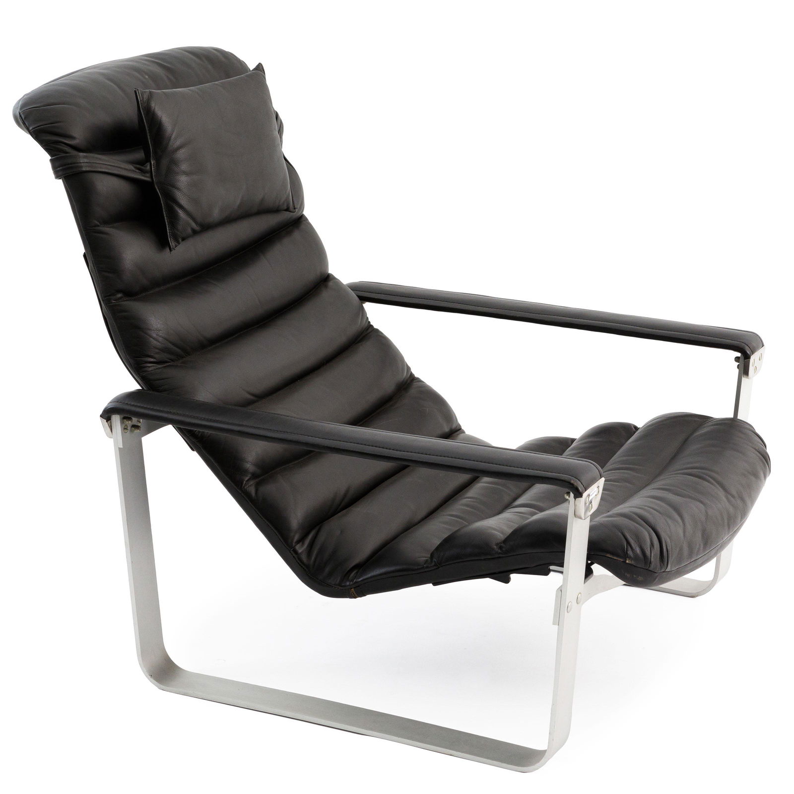 ILMARI LAPPALAINEN (1918â€“2006) - ASKO: Lounge chair. Model Pulkka. Design from 1967. Finland. Brushed aluminum and black leather.70 x 76 x 110 cmDescription FRFauteuil relax. ModÃ¨le Pulkka. ConÃ§u en 1967. Finlande. Fauteuil en alumin