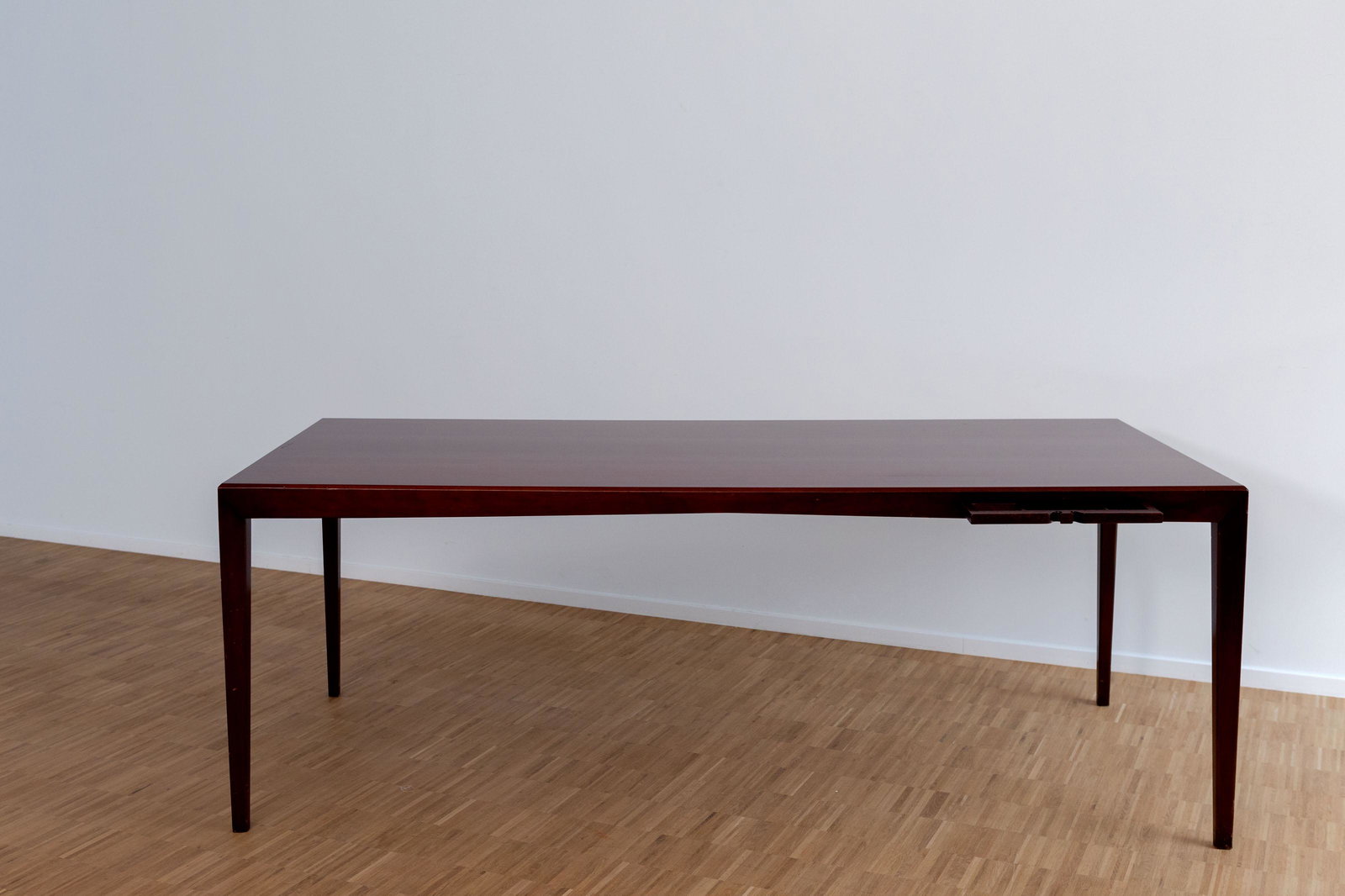 SEVERIN HANSEN JR (1887-1964) / HASLEV MÃ˜BELSNEDKE: SEVERIN HANSEN JR (1887-1964) / HASLEV MÃ˜BELSNEDKERIDesk. Model 'President'. 1950s. Teak structure with small drawer. Minor traces of use.74 x 94.5 x 204.5 cmDescription FRBureau. ModÃ¨le PrÃ©s