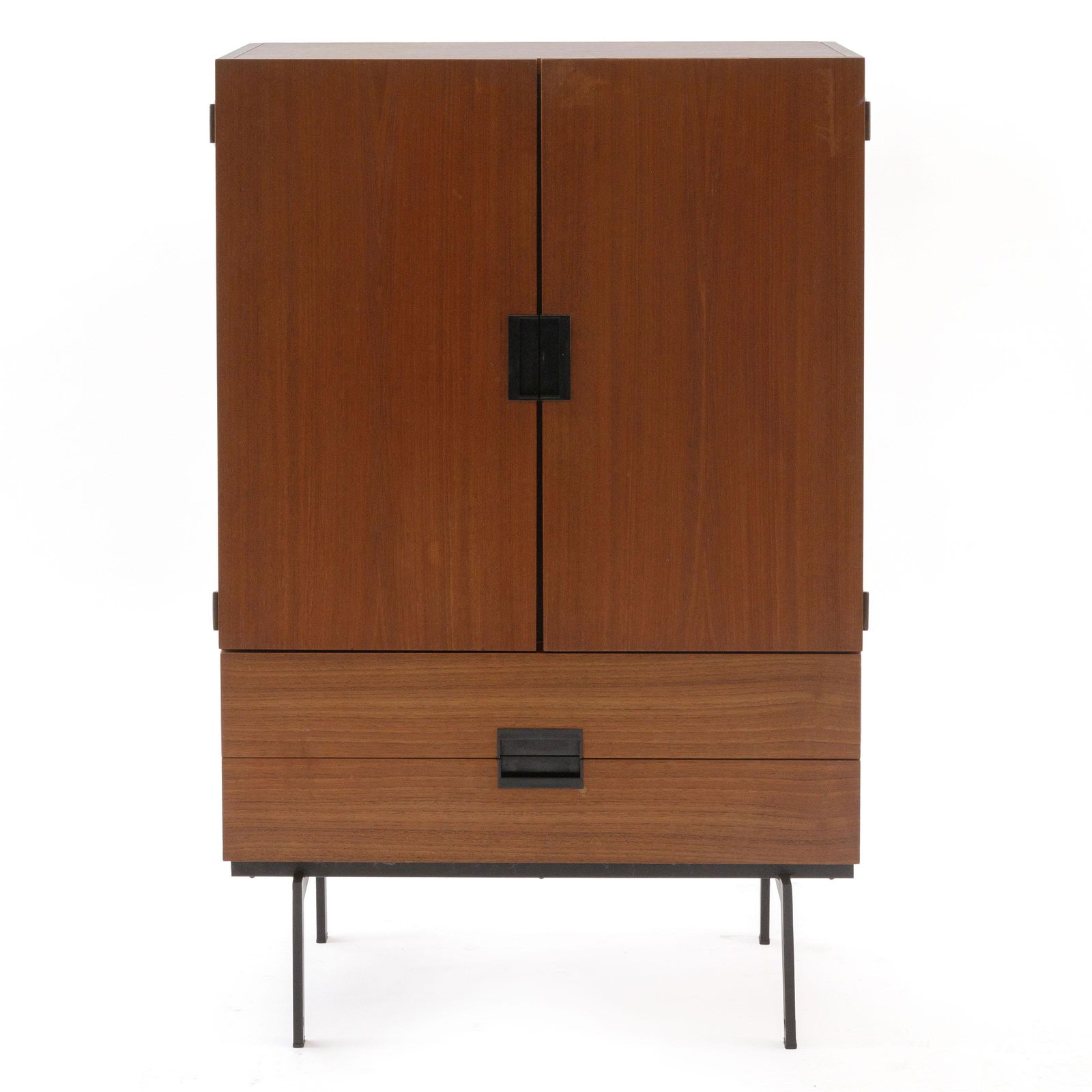 CEES BRAAKMAN (1917-1995) / PASTOE: Cabinet. Model CU03. Japanese series. Design from 1958. Teak structure with black lacquered metal frame. Black plastic handles. Two doors with two shelves and four drawers. Light veneer damage.117.5 x