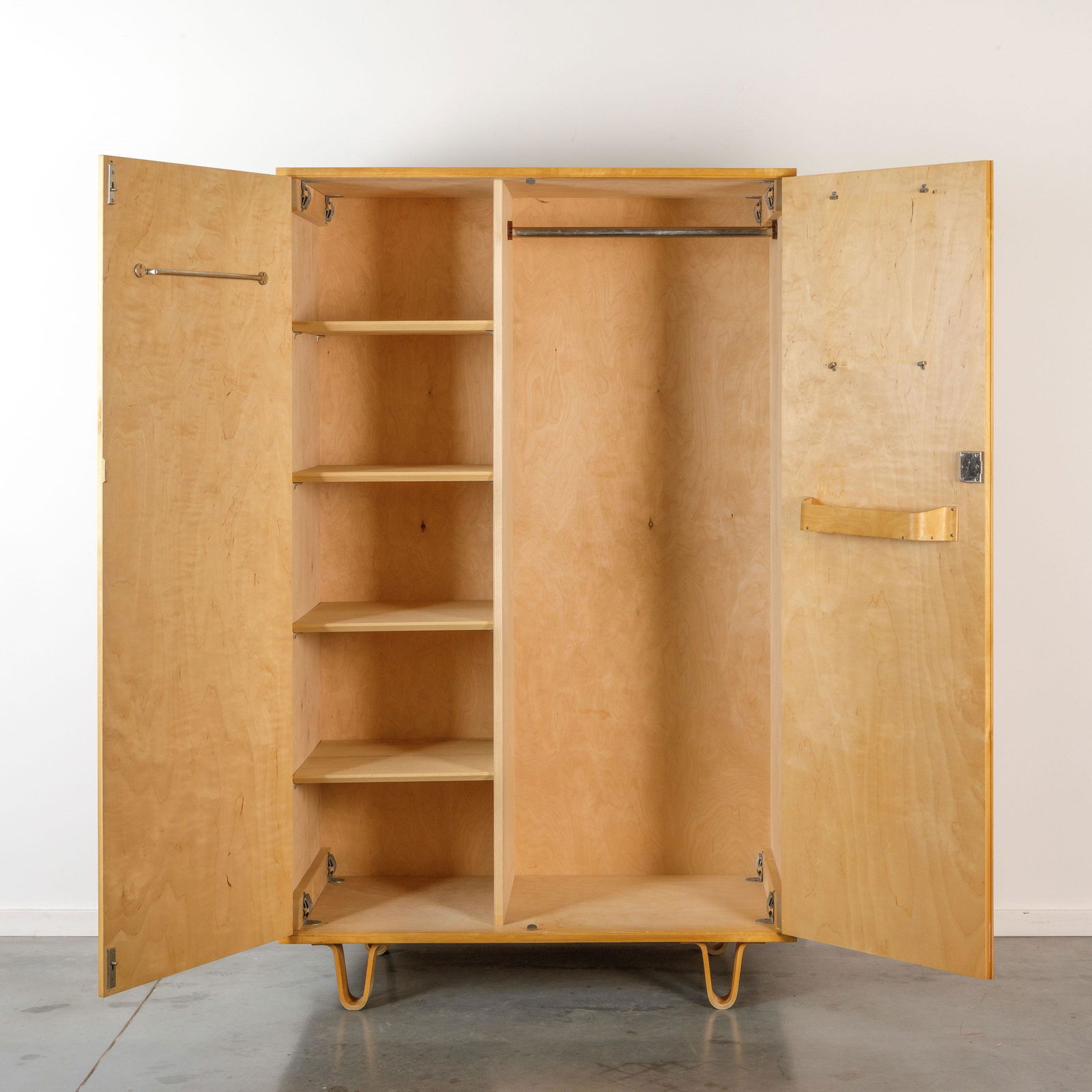 CEES BRAAKMAN (1917-1995) / PASTOE: Wardrobe. Model KB02. 1950s. From the Birch series with the famous bentwood u-shaped legs. Two doors. Four shelves. Comb tray. Clothes hanger. Mirror is missing. Traces of wear.169 x 104 x 52 cmDescri