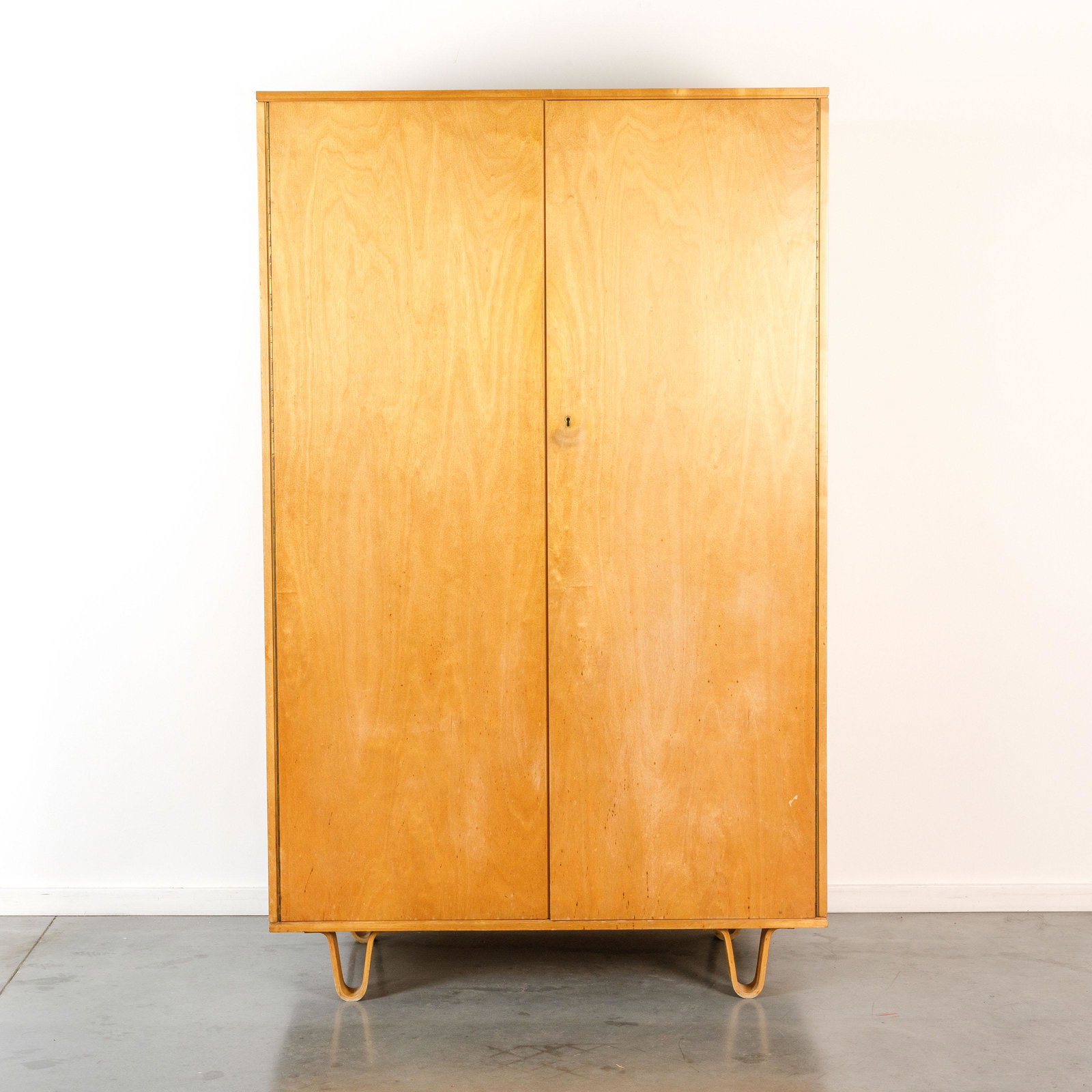 CEES BRAAKMAN (1917-1995) / PASTOE: Wardrobe. Model KB02. 1950s. From the Birch series with the famous bentwood u-shaped legs. Two doors. Four shelves. Comb tray. Clothes hanger. Mirror. Traces of wear.169 x 104 x 52 cmDescription FRGar