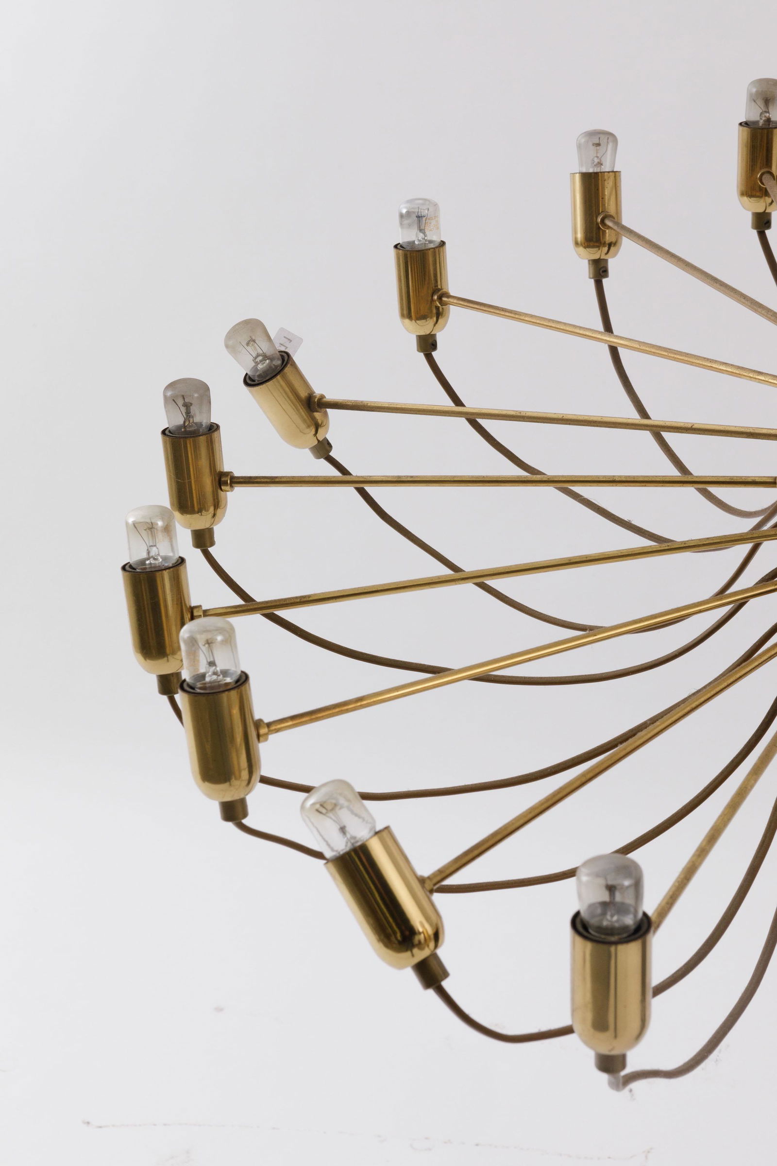 GINO SARFATTI (1912-1985) / ARTELUCE (genre): Chandelier. 1970s. Brass cylinder with 18 rods to which 18 light fittings are attached.H.: 140 cmDescription FRLustre. Vers 1970. Cylindre en laiton avec 18 tiges auxquelles sont fixÃ©s 18 points de