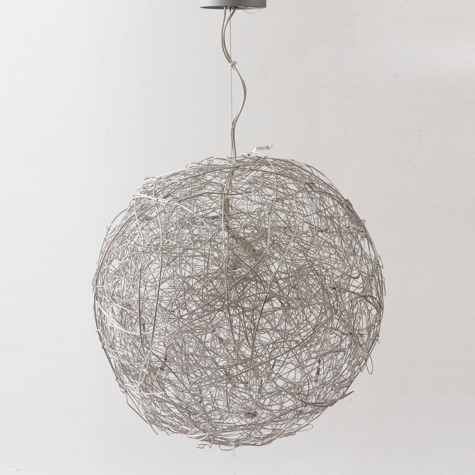 ANONIEM (XX) / CATELLANI & SMITH: Spherical chandelier. Model Fil de Fer. C. 2000. Aluminium wire structure with LED lighting.Dia. 60 cmDescription FRLustre sphÃ©rique. ModÃ¨le Fil de Fer. Vers 2000. Structure en fil d'aluminium a