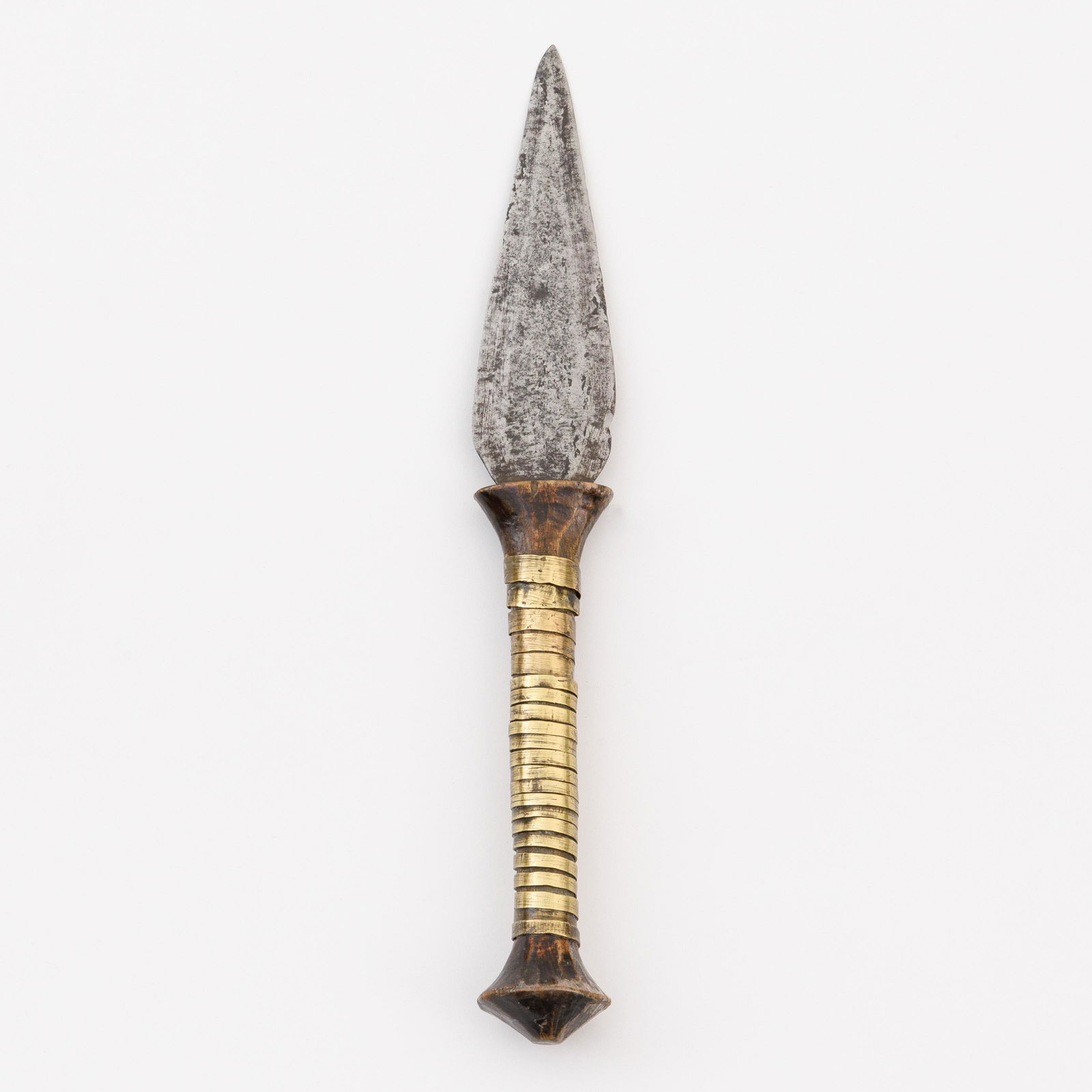 Congolese iron and copper wire Zande dagger.: Description ENCongolese iron and copper wire Zande dagger.Beschrijving NLZande dolk. DRC. Ijzer, koperdraad.Description FRCouteau Zande. RDC. Fer, fil de cuivre. Size H.: 24 cm