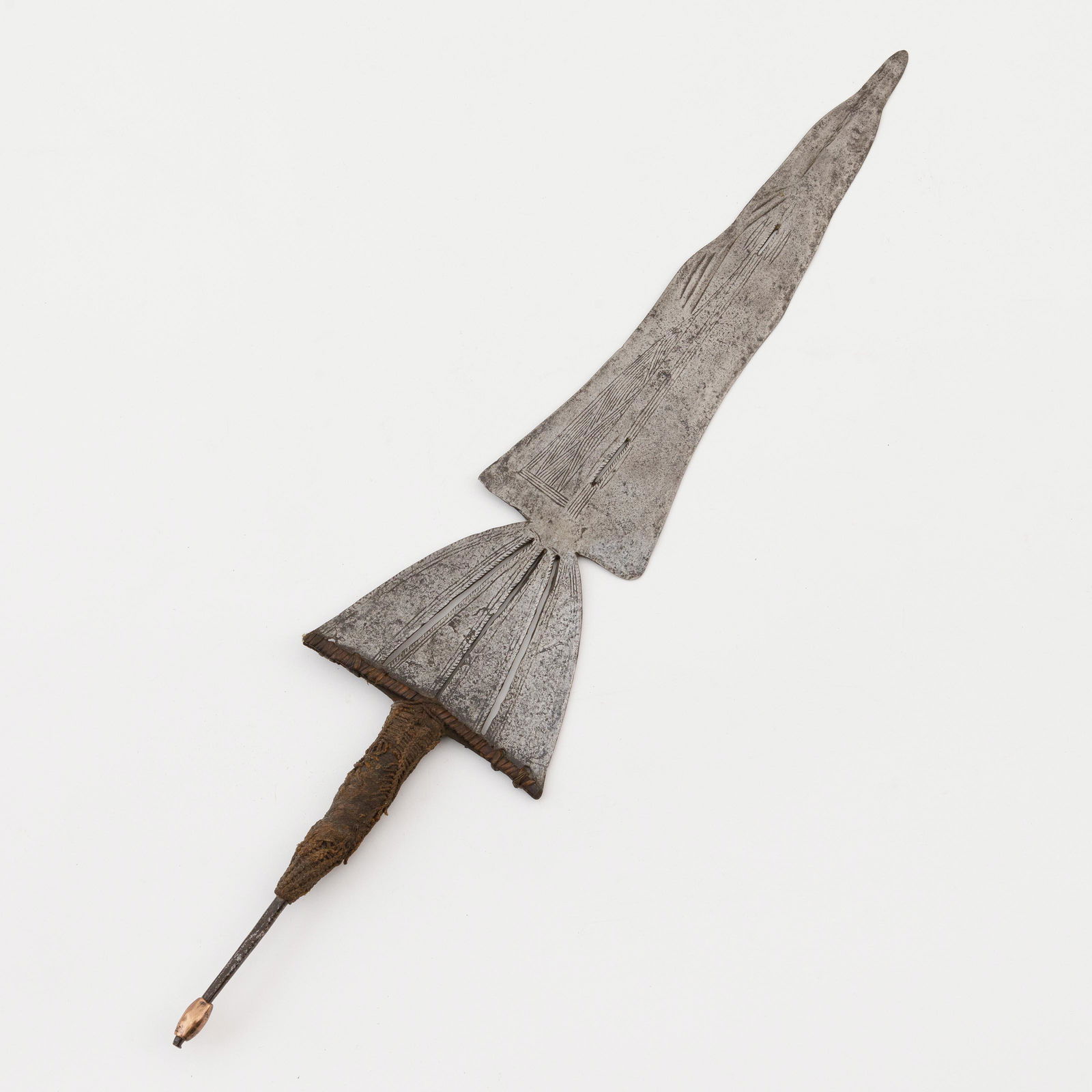 Congolese iron, wood, textile, wire and copper Tétéla dagger.: Description ENCongolese iron, wood, textile, wire and copper Tétéla dagger.Beschrijving NLTétéla dolk. DRC. Ijzer, hout, textiel, draad en koper.Description FRPoignard Tét