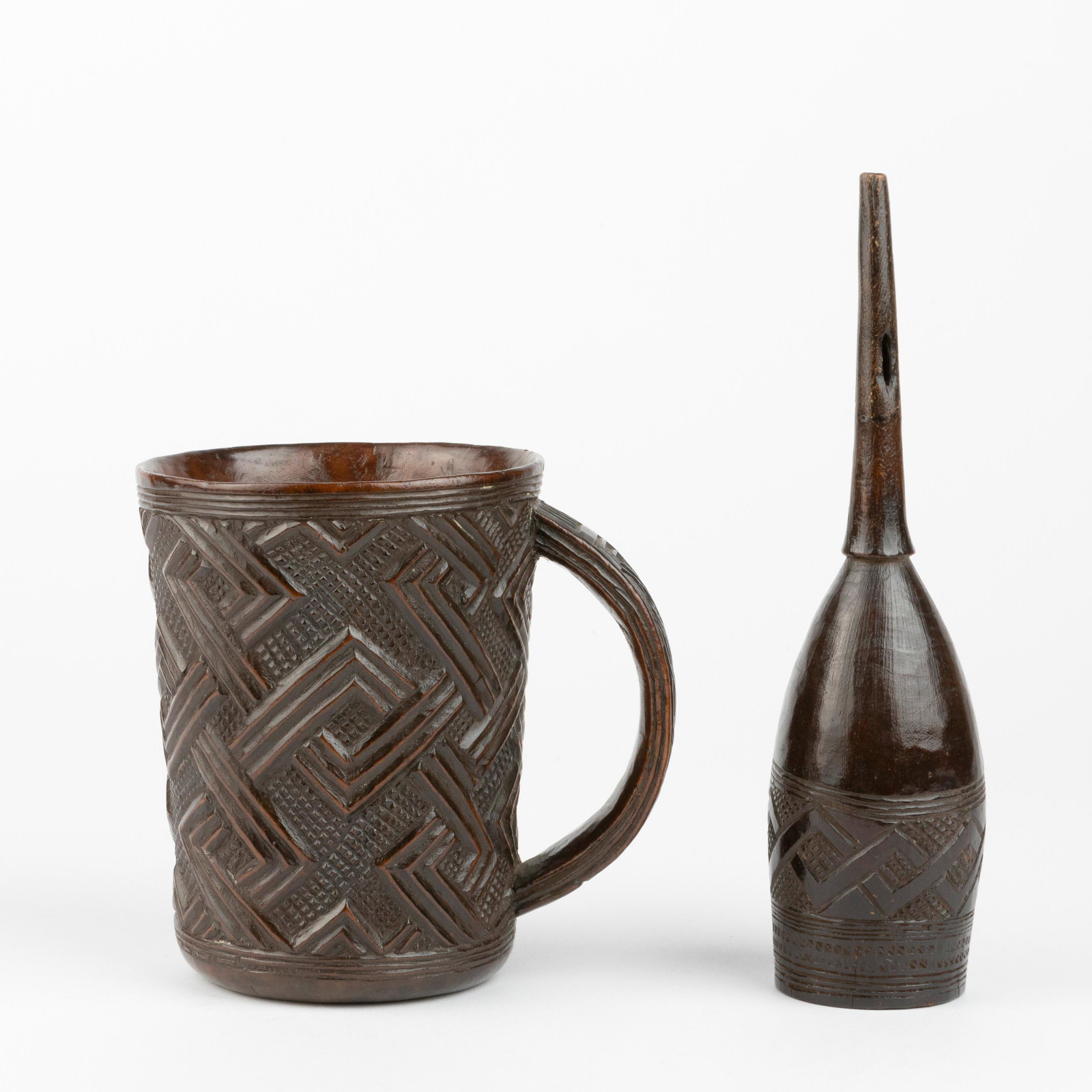 Congolese, mid-20th century, coconut Bakuba drinking cup. Attached: coconut syringe.: Description EN Congolese, mid-20th century, coconut Bakuba drinking cup. Attached: coconut syringe. Beschrijving NL Drinkbeker. Bakuba. DRC. Midden 20ste eeuw. Kokosnoot. Bijgevoegd: spuit. Kokosnoot.