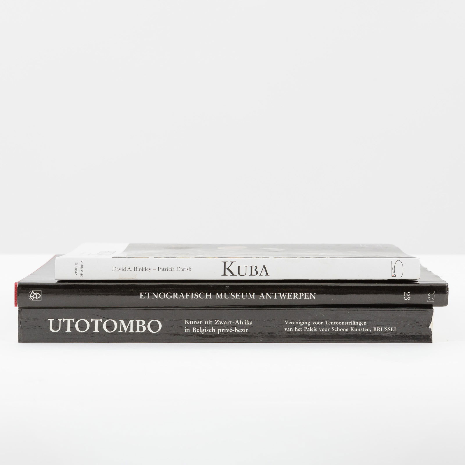 Varied lot of three issues on African art:
1. Utotombo (1988)
2. Etnografisch museum Antwerpen (coll (1 of 1)