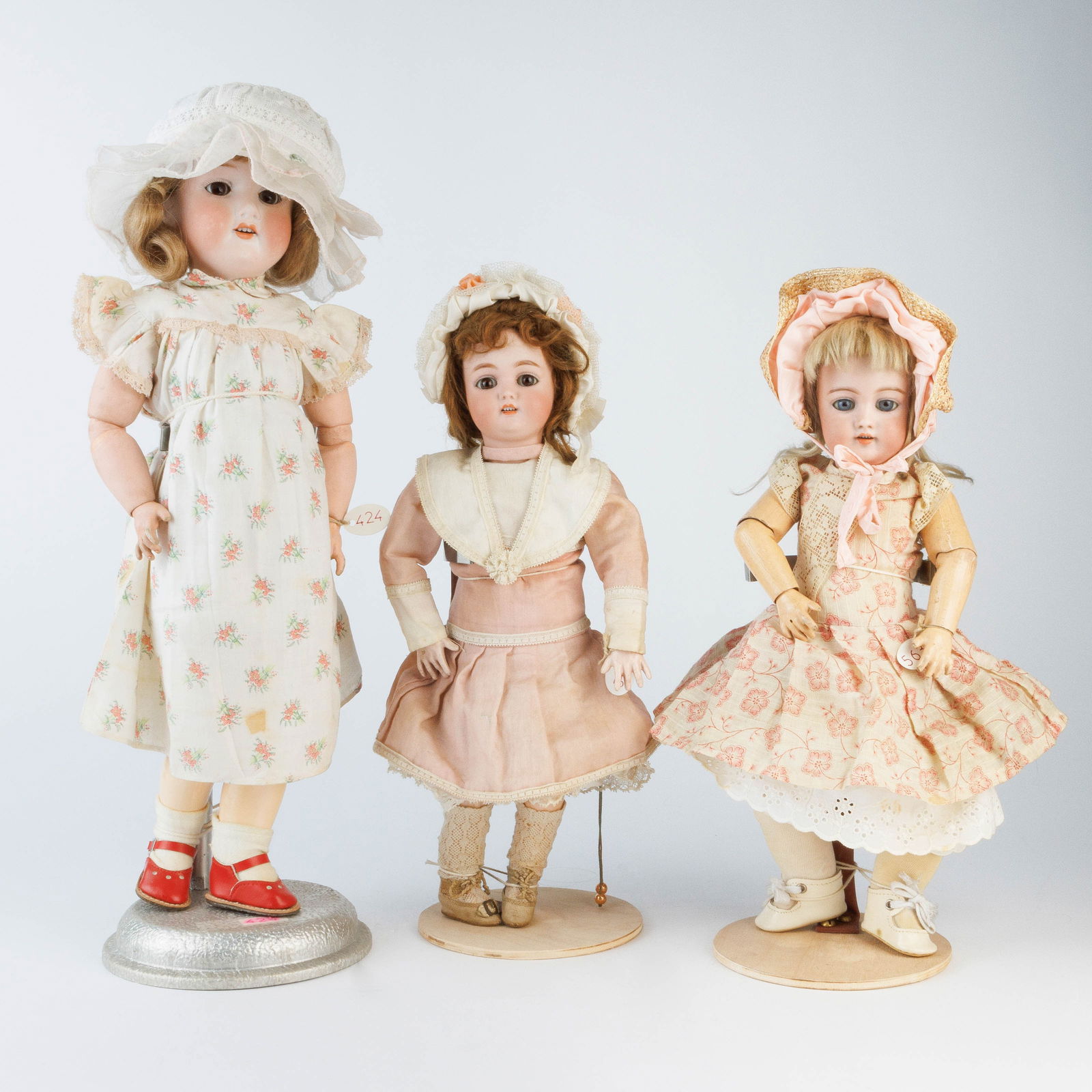 Varied lot of three dolls. Consisting of: 1. Doll. Armand Marseille '390 / N /DRGM/ 246/ A.1 N.'. Bi: Description ENVaried lot of three dolls. Consisting of: 1. Doll. Armand Marseille '390 / N /DRGM/ 246/ A.1 N.'. Bisque head with brown sleeping eyes. Open mouth with four teeth. Light surface scratche