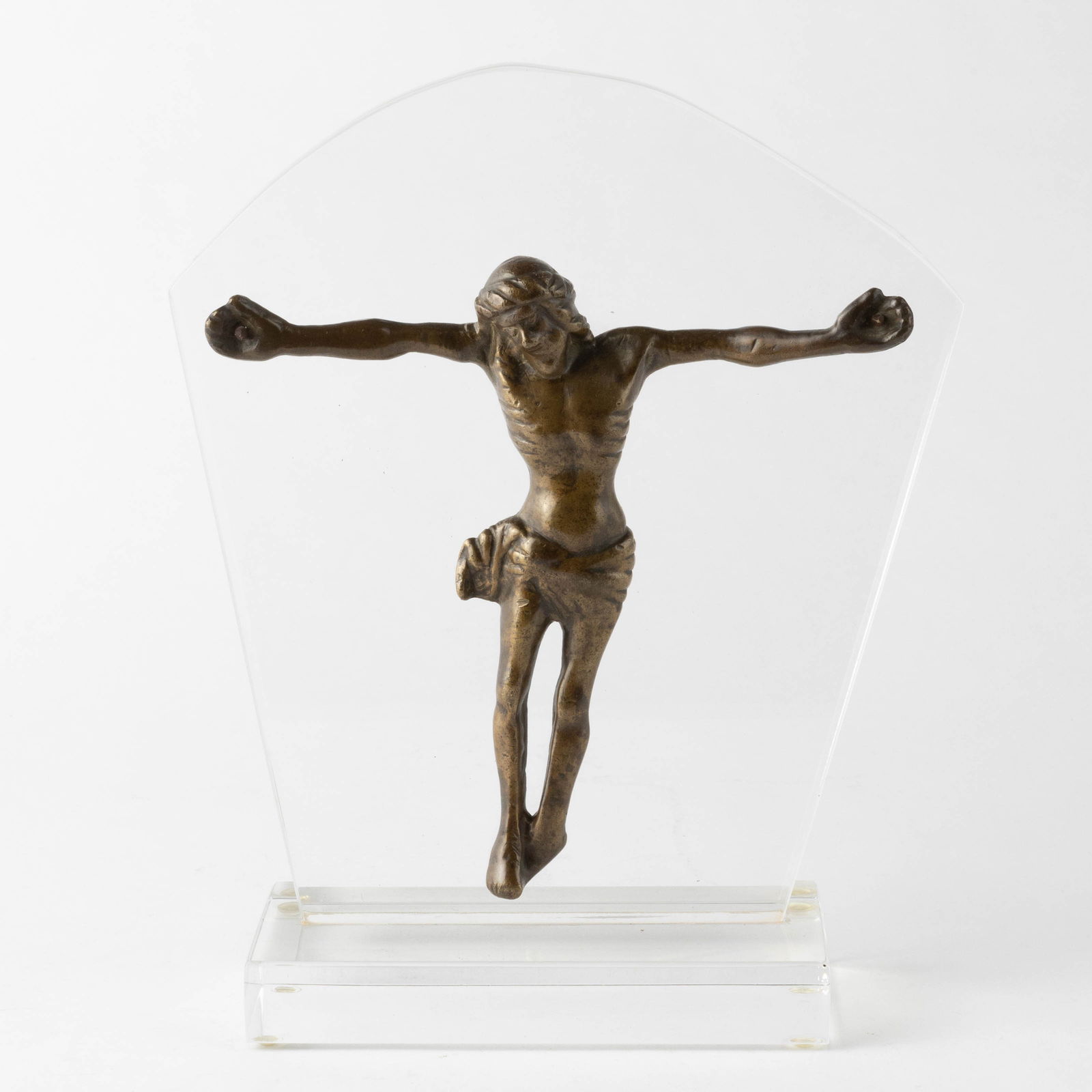 A 19th century metal Corpus Christi.: Description ENA 19th century metal Corpus Christi.Beschrijving NLFiguur van Christus aan het kruis. 19de eeuw. Metaal. Op plexi.Description FRFigure du Christ. 19ème siècle. <