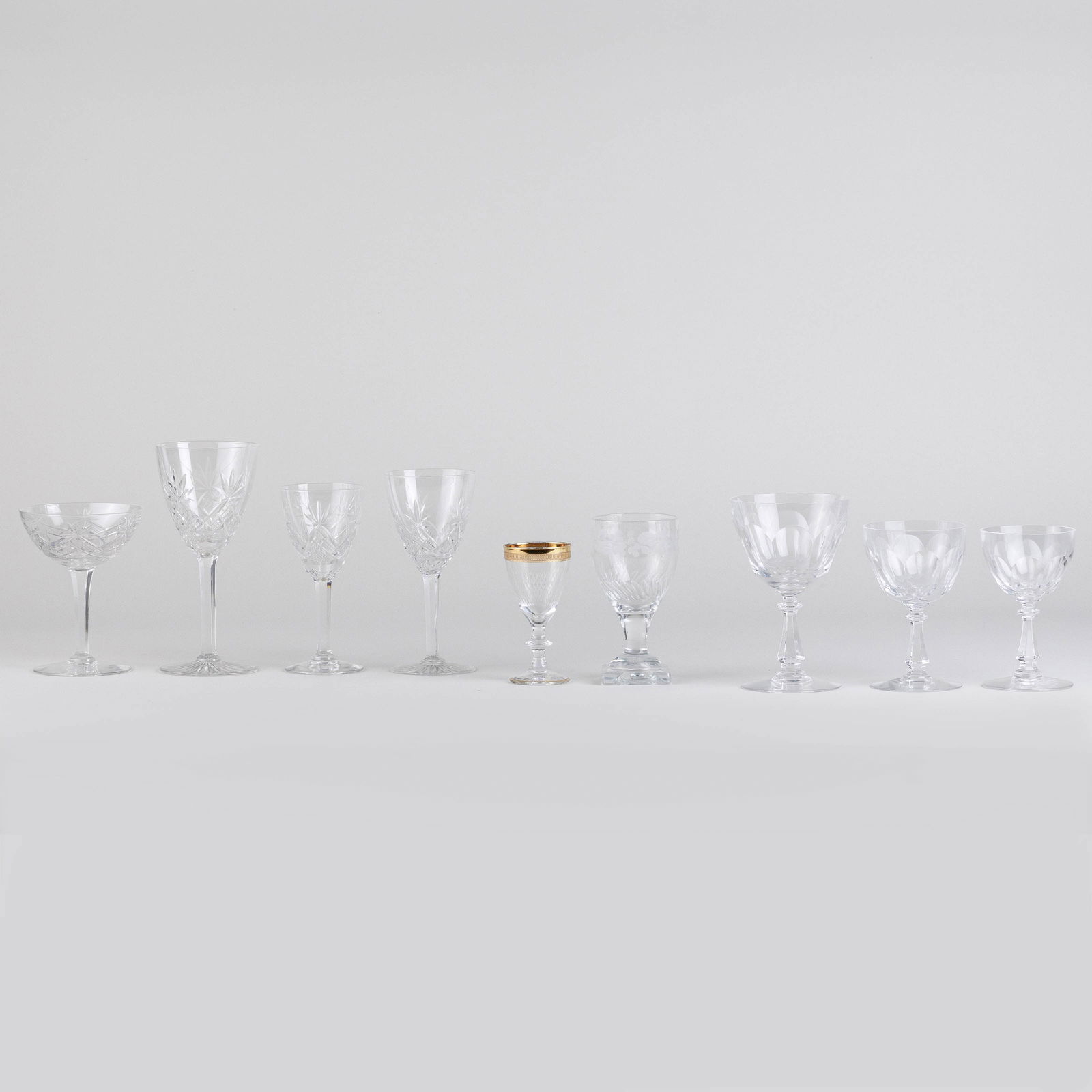 A varied lot of 96 drinking glasses of all kinds. Cristallerie Val Saint-Lambert et al. Consisting o: Description ENA varied lot of 96 drinking glasses of all kinds. Cristallerie Val Saint-Lambert et al. Consisting of: 1. Series of 12 champagne coupes, 14 water glasses, 13 white wine glasses, 7 red wi