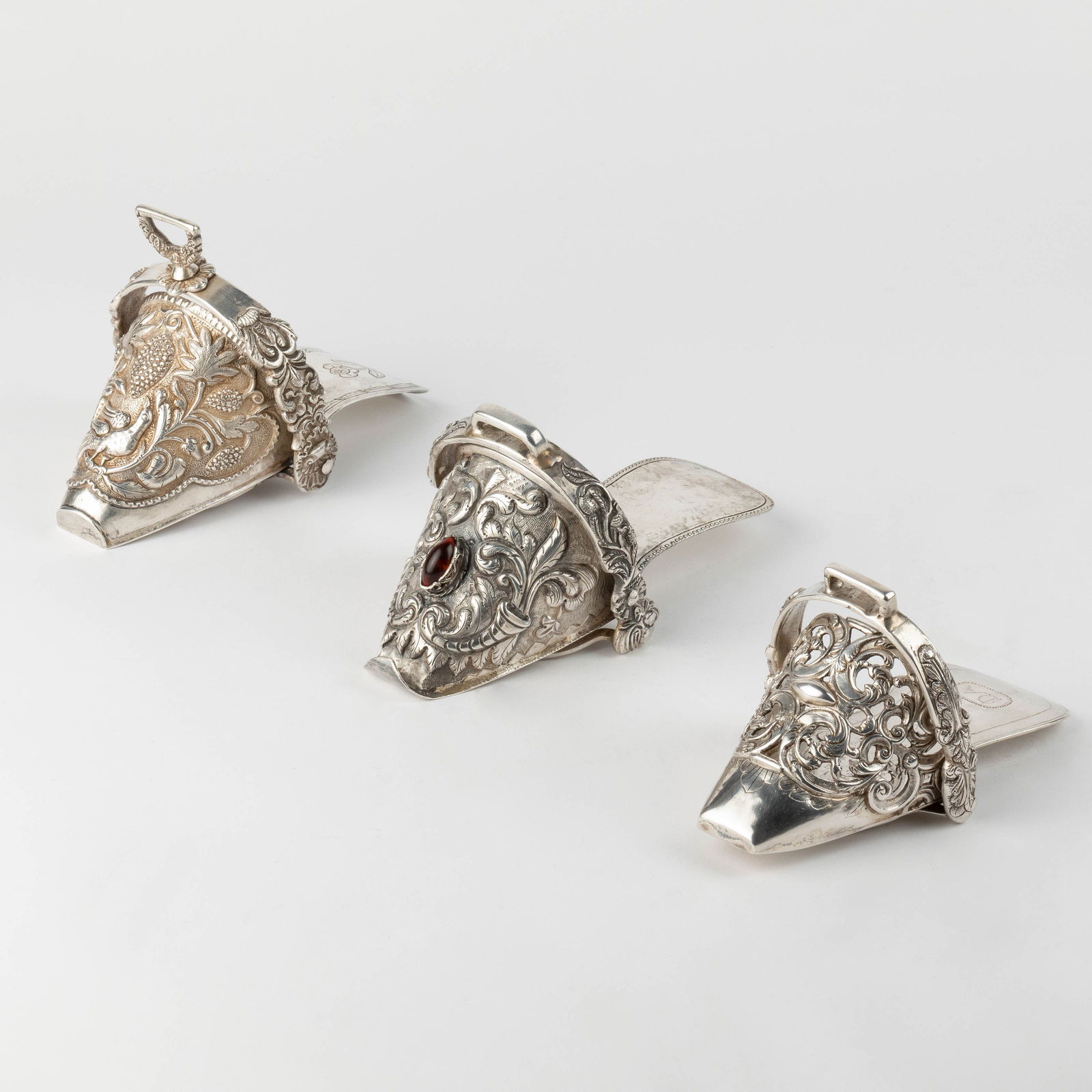 A varied lot of three silver-plated metal stirrups. Latin America.
Embossed decor. (1 of 11)