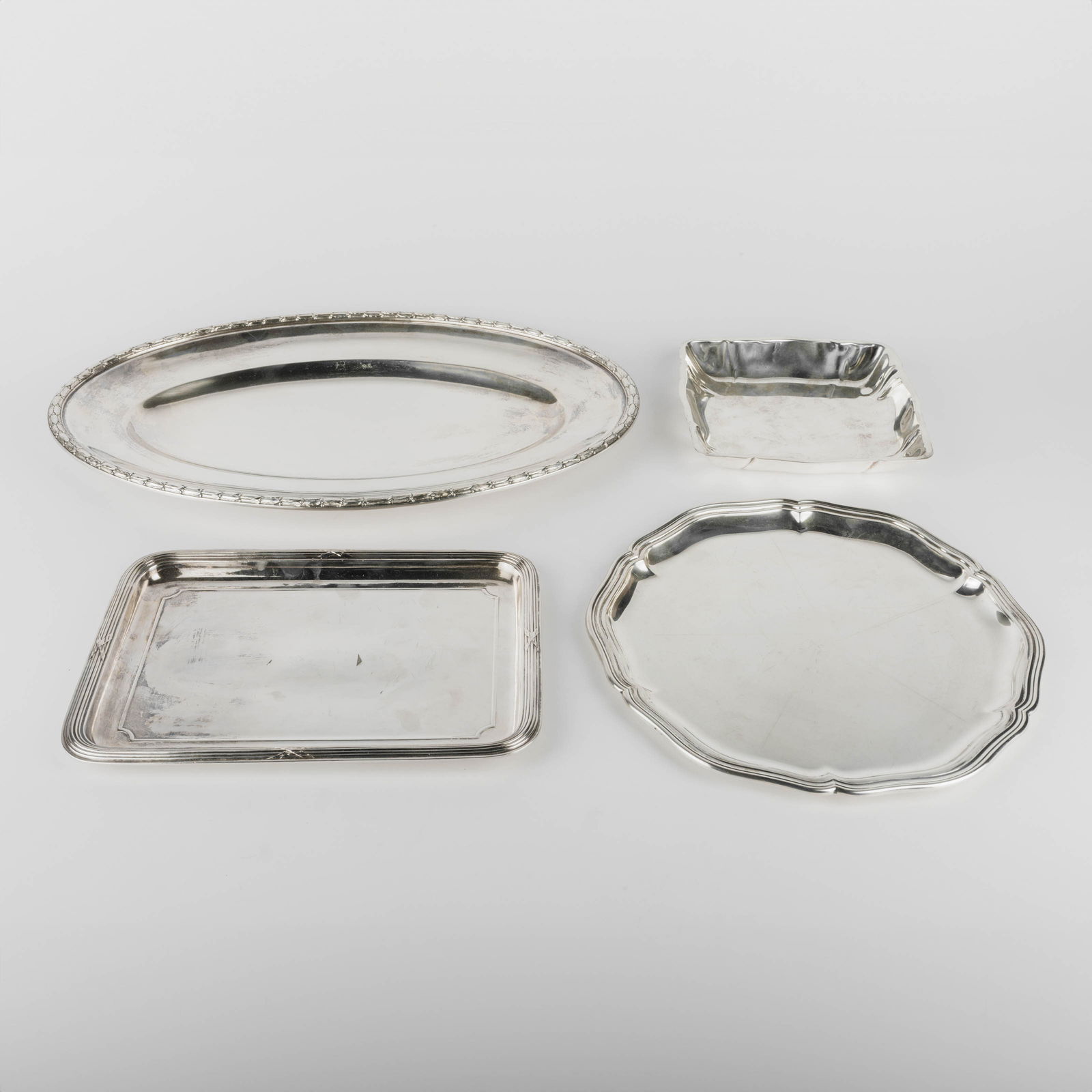 A varied lot of four silver and silver plated bowls. (1 of 5)
