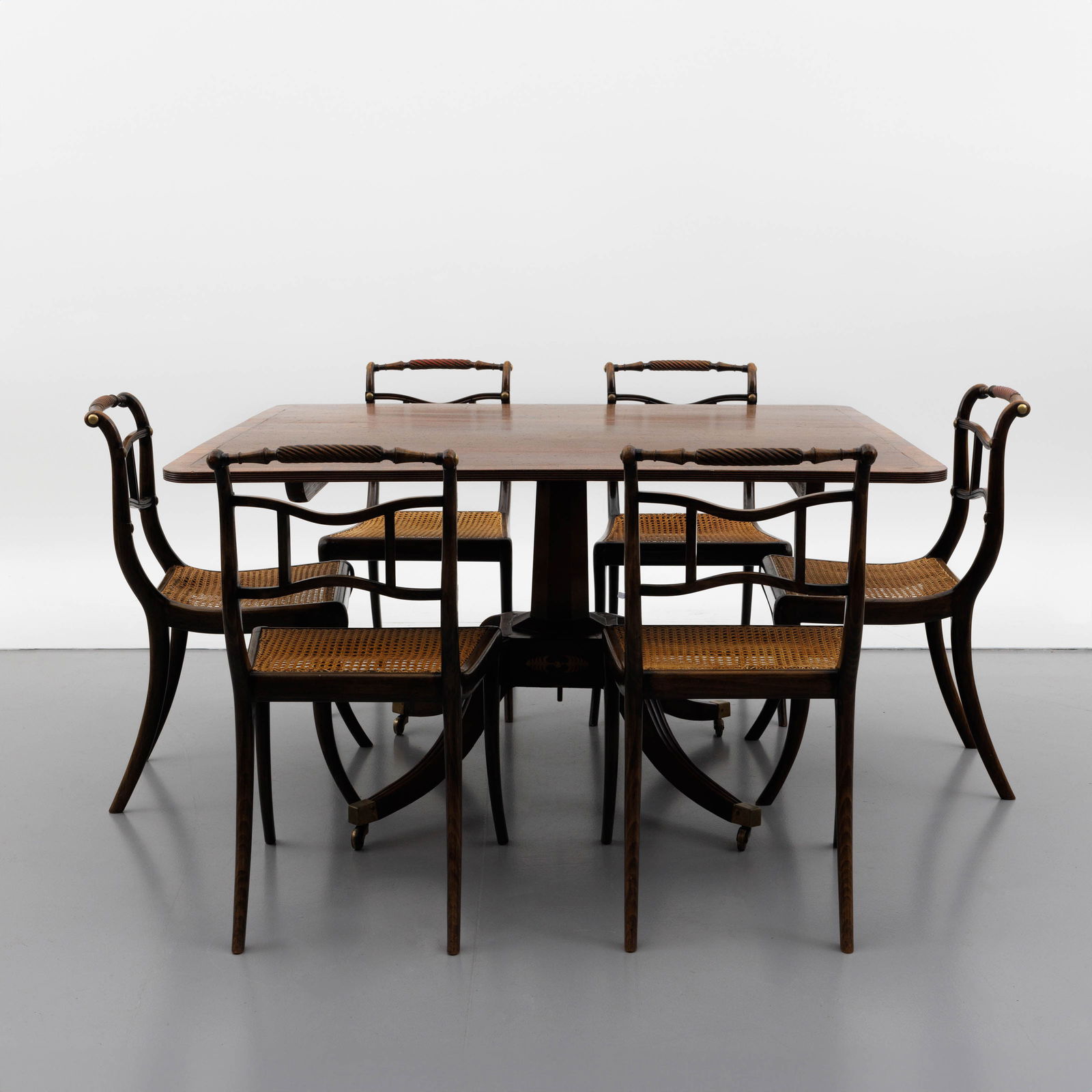 An English walnut dining set comprising a table and six chairs.: Description ENAn English walnut dining set comprising a table and six chairs.Beschrijving NLTafel en zes stoelen. Engeland. Notelaar.Description FRTable et six chaises. Angleterre. Noyer.