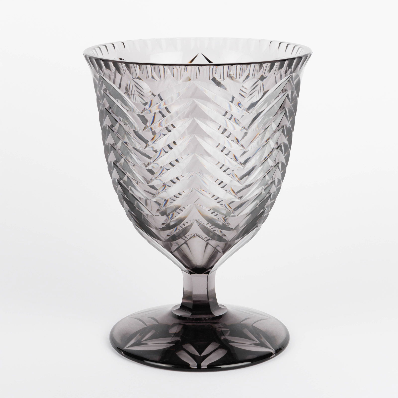 CRISTALLERIES VAL SAINT-LAMBERT: Description ENA grey cut crystal chalice-shaped vase on foot. To be attributed to Joseph Simon.Beschrijving NLKelkvormige vaas op voet. Toe te schrijven aan Joseph Simon. Grijs gedubbeld kristal.Desc