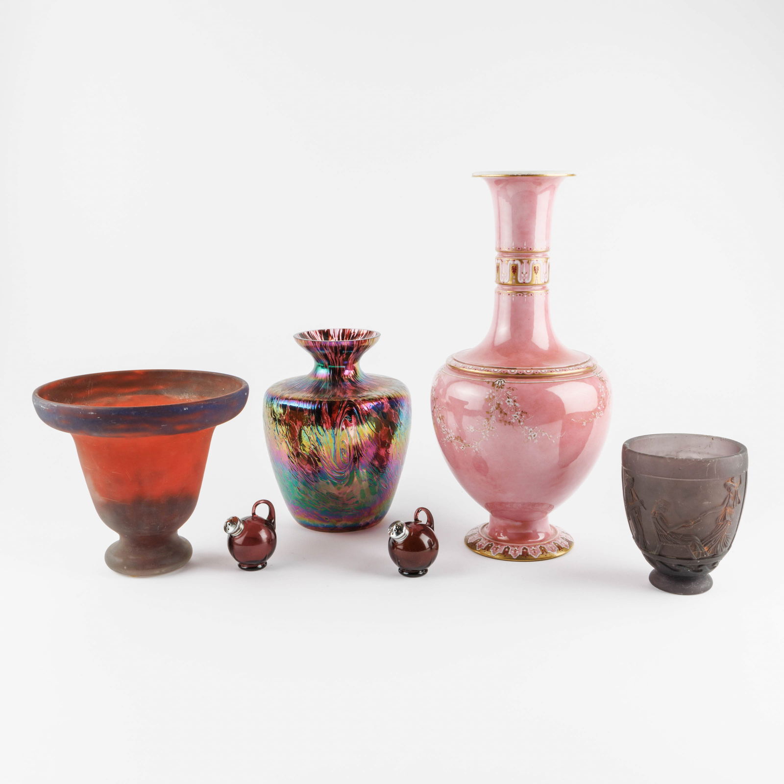 Lot of rose- and purple coloured porcelain and glassware. Six pieces. Comprising of a 'Sèvres' : Description ENLot of rose- and purple coloured porcelain and glassware. Six pieces. Comprising of a 'Sèvres' vase (h.: 41 cm), a chalice vase (h.: 20 cm), a vase with iridescent decor (h.: 23 cm)