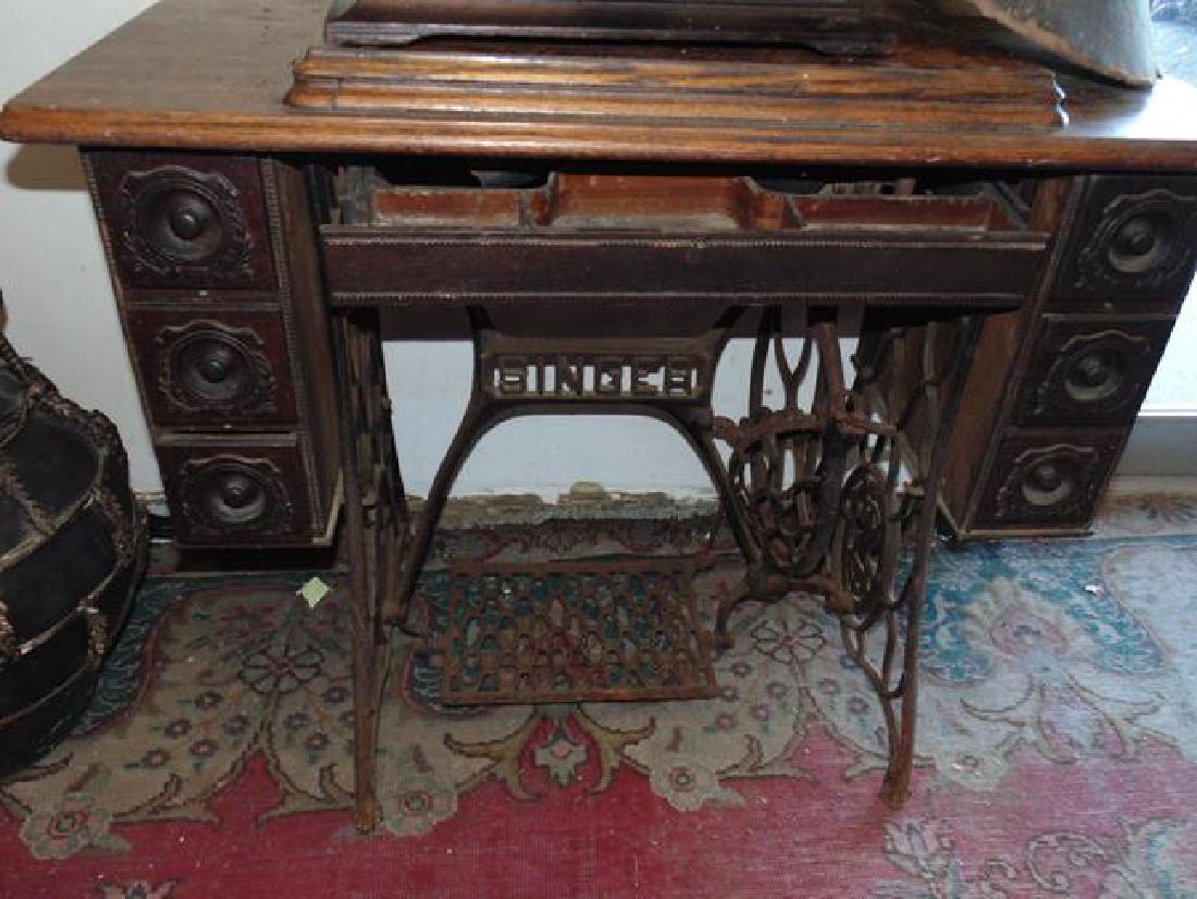 Oak Singer Sewing Machine (1 of 1)