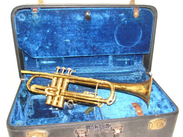 CG Conn Trumpet: Trumpet vy CG Conn, Ttd. USA Elkhart, Inc. #290260. Misc. tips included in case. Good condition.