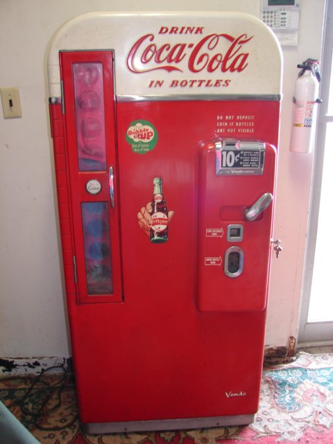 1950's Coca Cola 10cent Vendo Vending Machine: Model XH81B Serial No VTIC 10 Cent Vendo Machine with keys. Good condition.