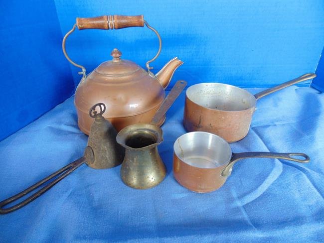 Copper Items: Copper tea kettle and measures. Very good condition