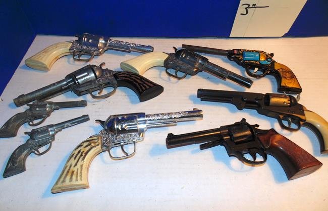 Toy Guns: Group of vintage toy guns Hubley, Pony Boy American West, etc. 9 guns.