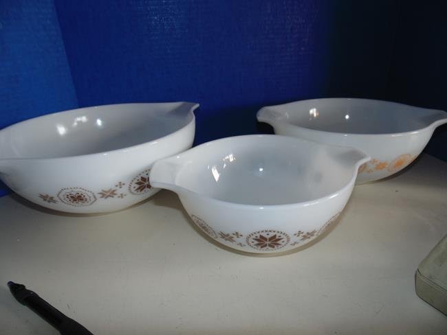 1960's Pyrex  Mixing Bowl Set Gold & White (1 of 1)