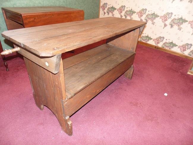 New Hampshire Hutch Table: Plainfield New Hampshire Hutch table with lift seat. Very good condtiion.